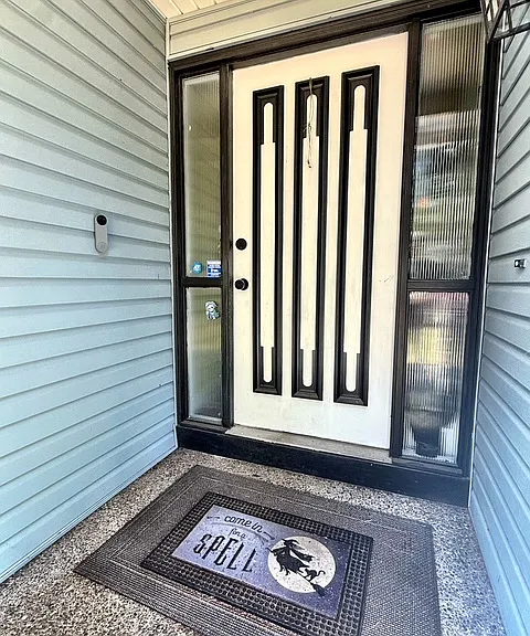 716 Parkway Ct NE — Photo 3