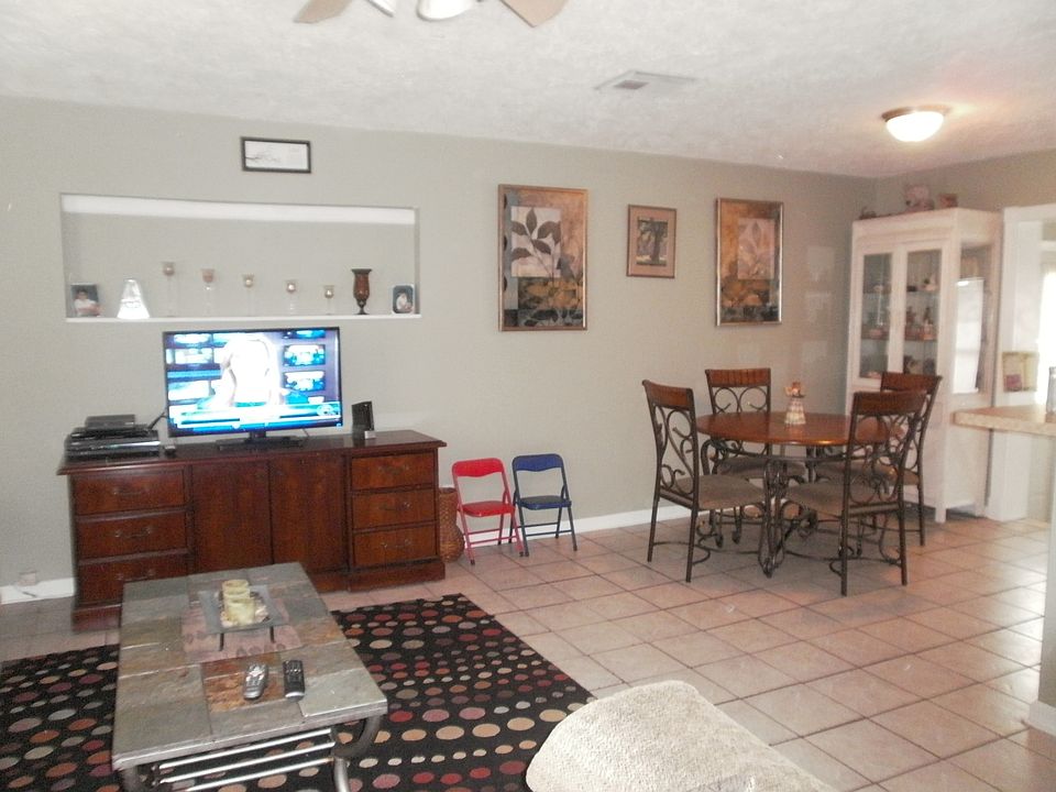 2nd image of 109 SE Placita Ct