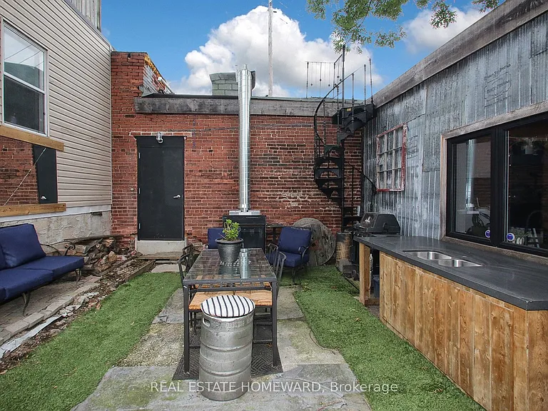 1233 Dundas St E — Photo 27
