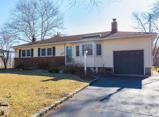 14 Chauser Dr, Greenlawn, NY 11740