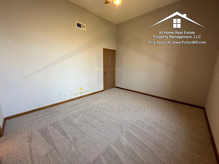103 E 10th St #13 — Photo 16