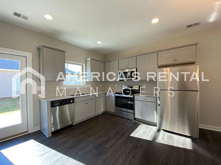 215 White Oak Cir — Photo 3