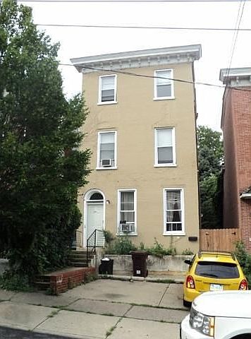 1st image of 811 W 8th St