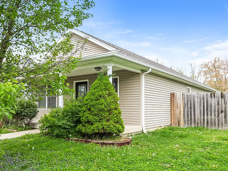 1044 Avondale Ct — Photo 4
