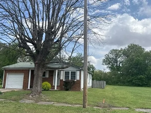 338 N Poplar St, Dexter, MO 63841
