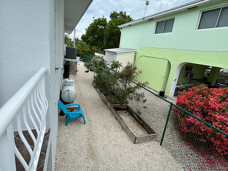 156 Marina Ave — Photo 5