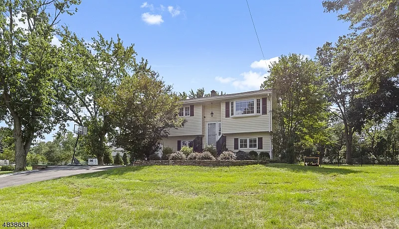 3 Laurel Dr photo 1
