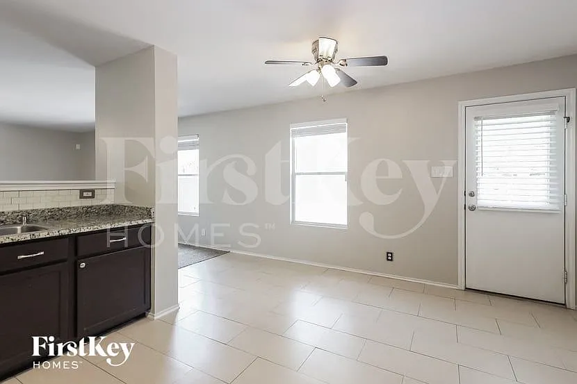 4 bed, 2.5 bath, 3070 sqft, $1,945 — Photo 4