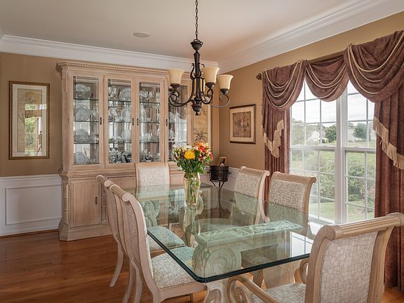3rd image of 430 Larkspur Dr