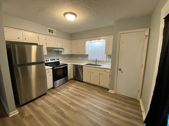 2nd image of 105-107 Oak St #105