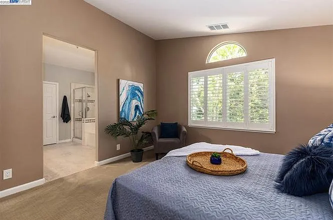 5 bed, 2700 sqft, $5,300 — Photo 3