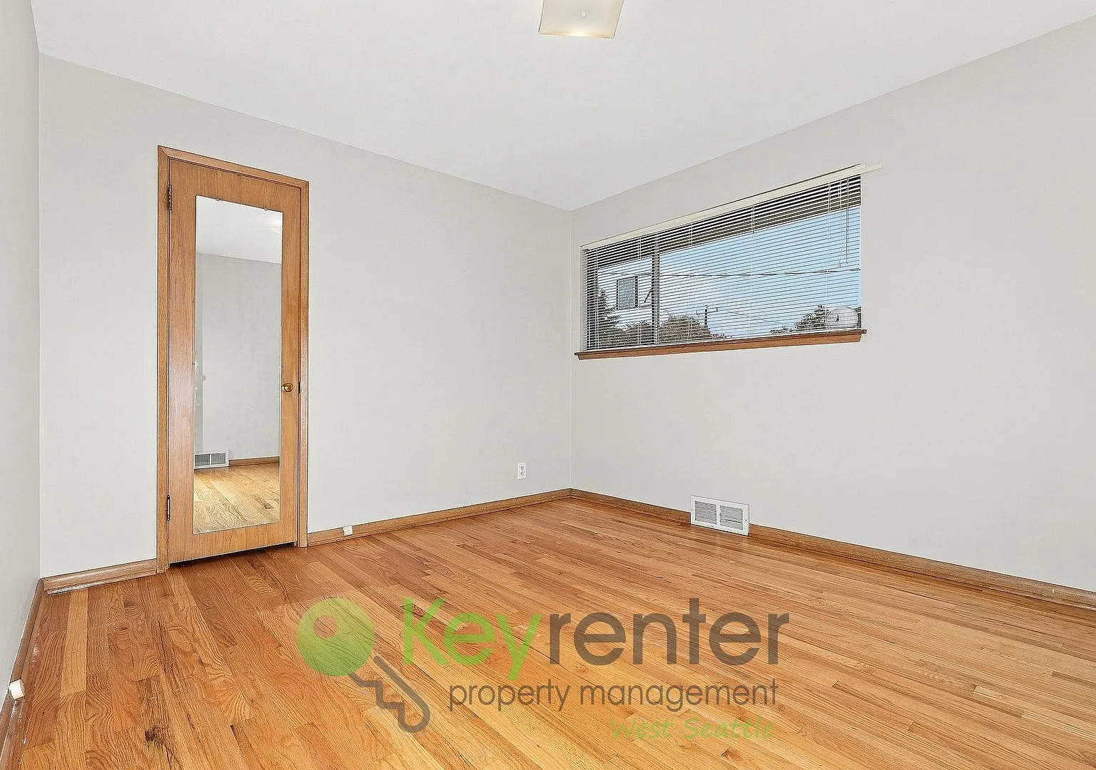 Charming 2 Bedroom Seattle Home with Private Backyard & Garage — Photo 4