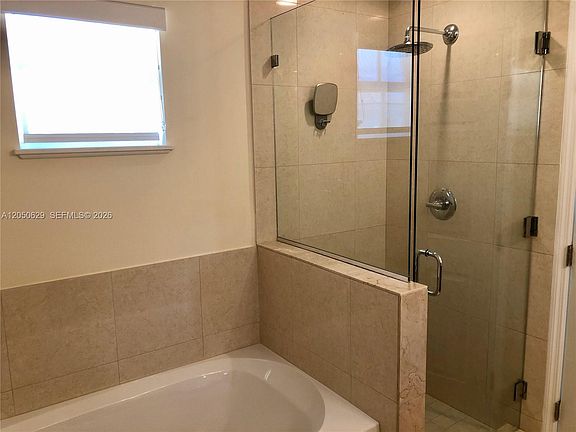 4th image of 18451 NE 27th Pl