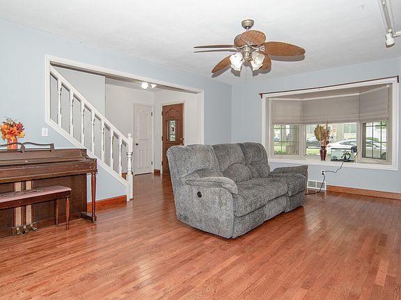 3rd image of 106 S Bungalow Pl