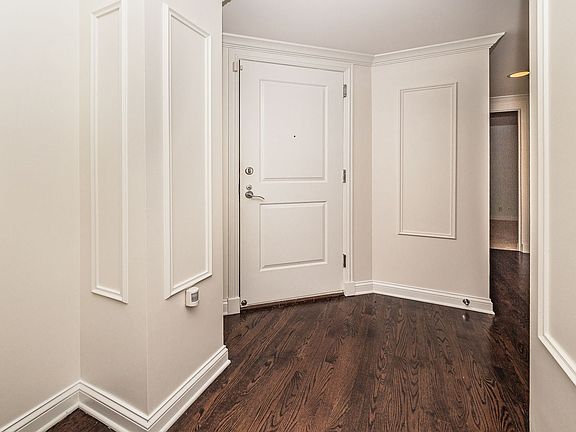 4th image of 444 W Roslyn Pl APT 3C