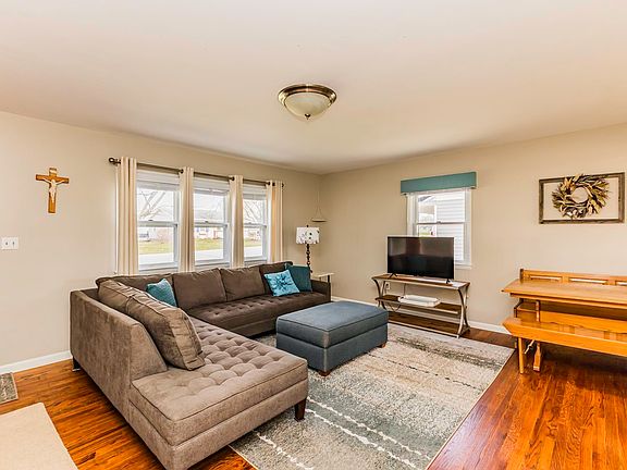 4th image of 807 W Broadway St