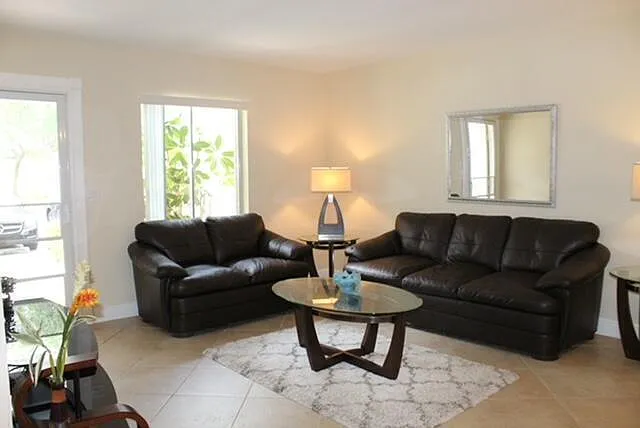2 bed, 2.0 bath, 980 sqft, $2,300 — Photo 1