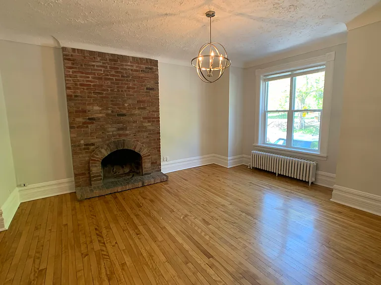 548 Maclaren St #1 — Photo 4