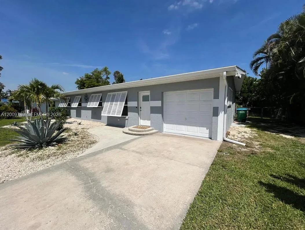 3 bed, 2.0 bath, 1300 sqft, $2,600 — Photo 2