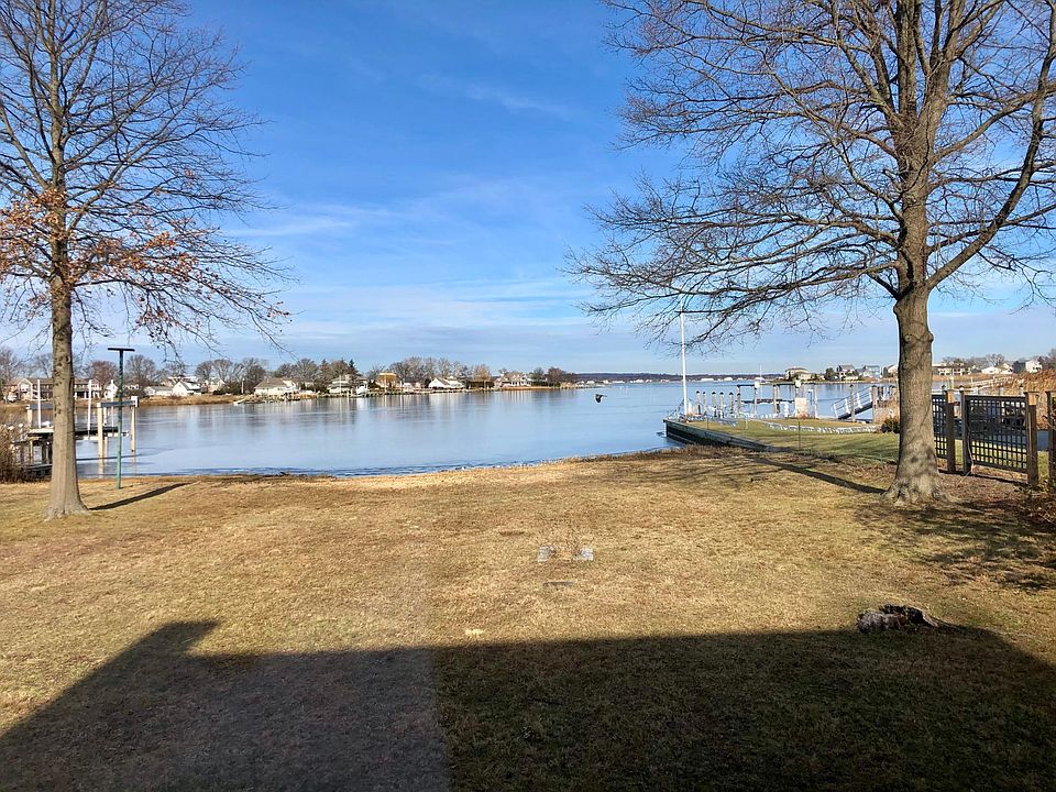 Large backyard with direct access to the water!