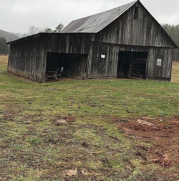 Stock barn w/hay loft