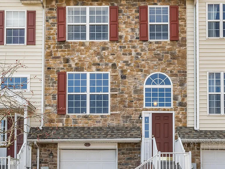 271 Yorktown Ct — Photo 2