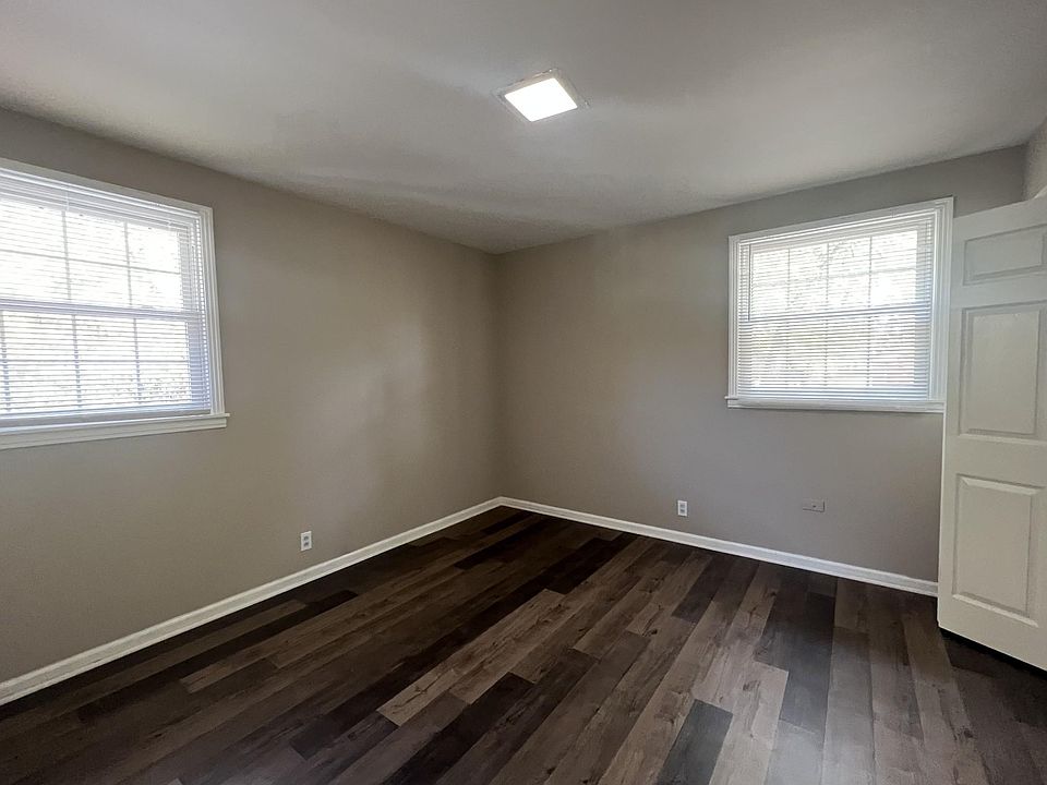 2nd image of 101 Homestead Ct #B