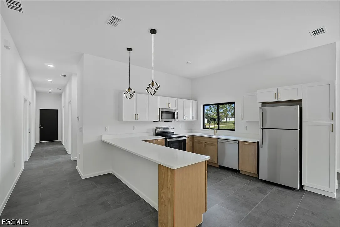 3 bed, 2.0 bath, 1371 sqft, $1,785 — Photo 2