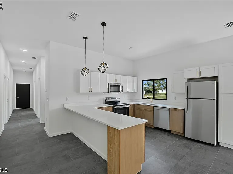601 Hawthorne Ave S — Photo 2