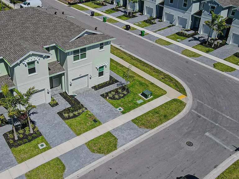 503 SE Rivergrass St — Photo 3