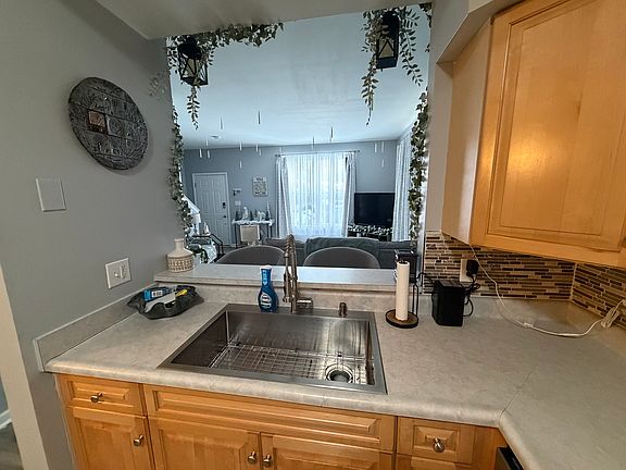 5th image of 1068 Merchant St