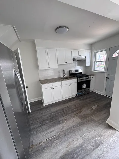 3 bed, 1024 sqft, $2,000 — Photo 2