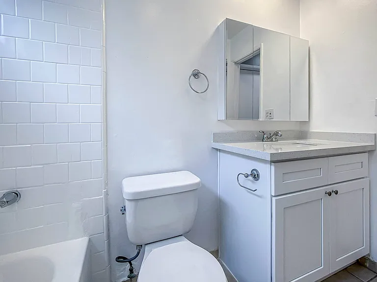 Cohasset Apartments — Photo 20