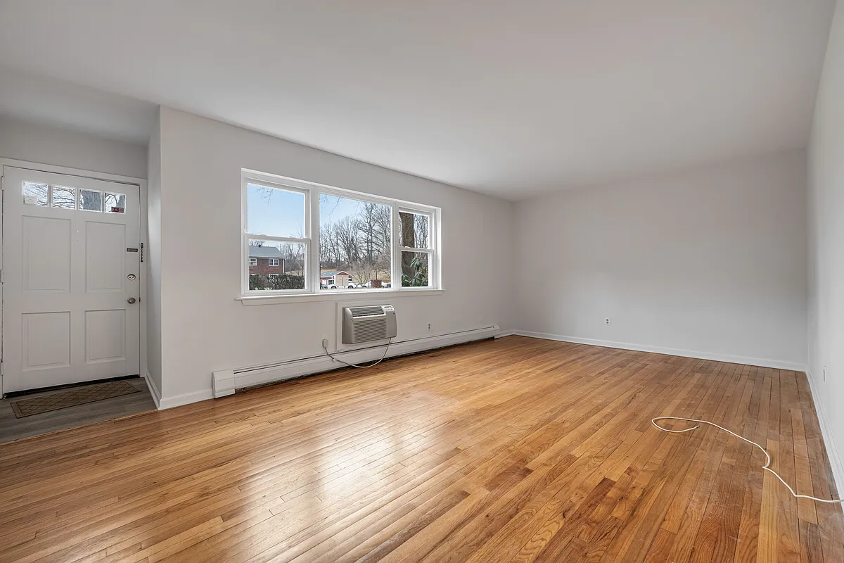Building Photo - 121 Regency Park