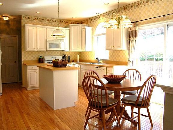 Kitchen / Breakfast Area