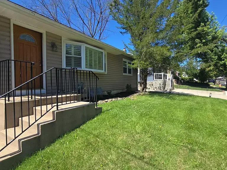 1113 Grandin Ave — Photo 1