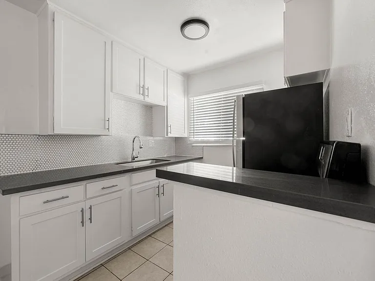 4050 Stevely Ave — Photo 13