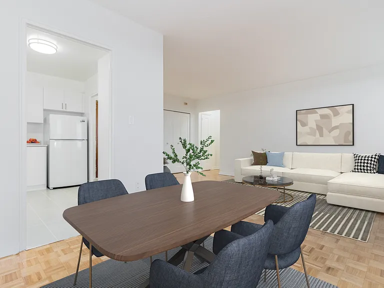 485 Eglinton Ave E — Photo 2