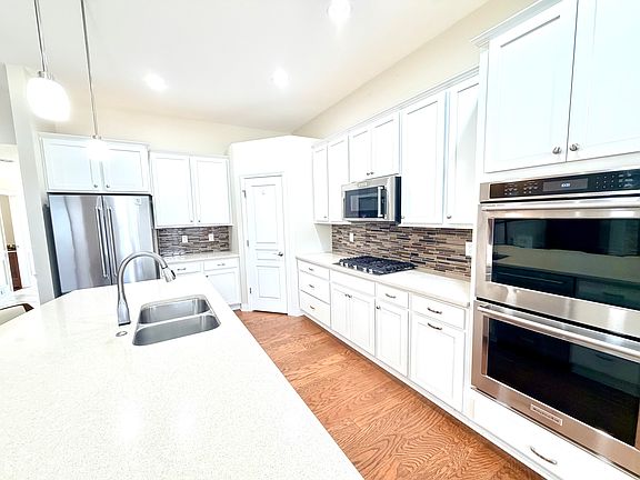 3rd image of 960 Miller Ct