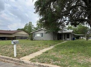 911 Oakridge Dr, Pleasanton, TX 78064