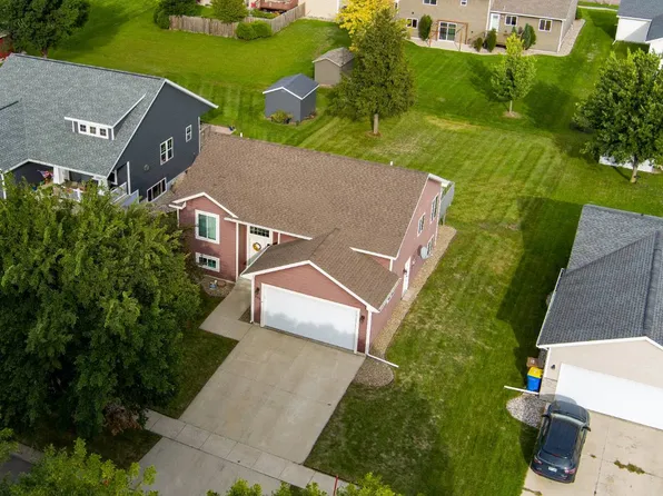 919 Deer Ln, Brookings, SD 57006
