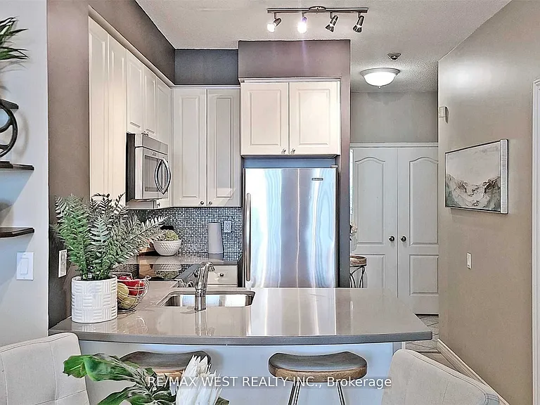 555 Yonge St #604 — Photo 10