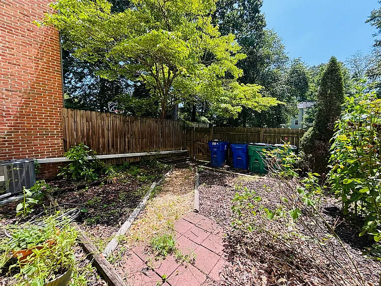 105 Sherwood Ct — Photo 21