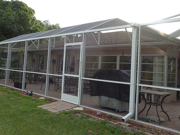 Large paver screened in deck