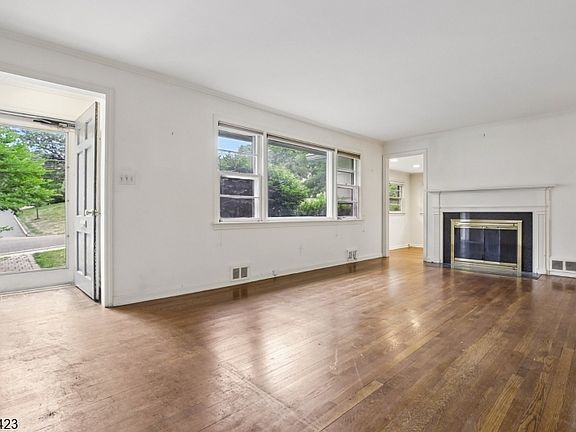 4th image of 61 Samson Ave