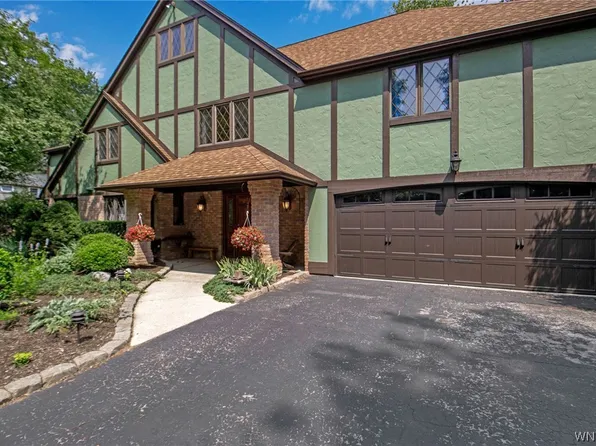 14 Foxhunt Ln, East Amherst, NY 14051