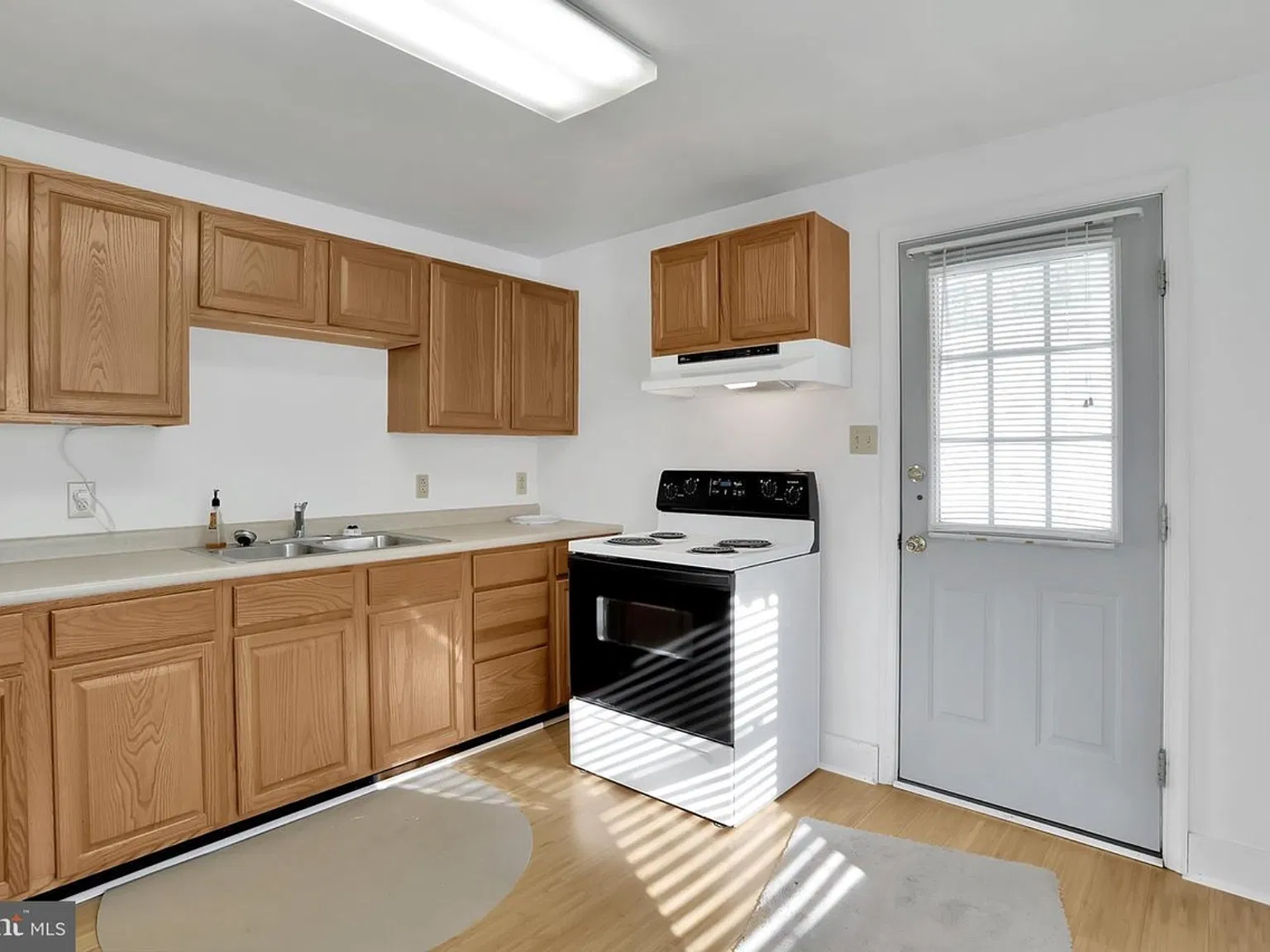 2 bed, 800 sqft, $1,375 — Photo 2