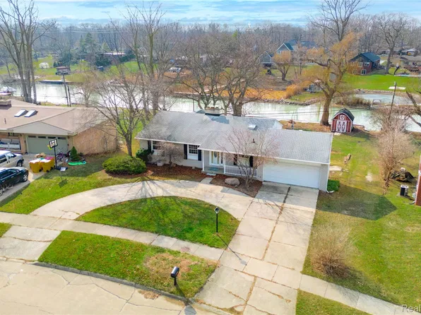 21918 Knudsen Dr, Grosse Ile, MI 48138