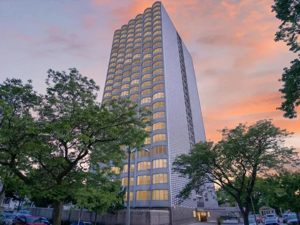 2525 S Shore DRIVE #25A, Milwaukee, WI 53207