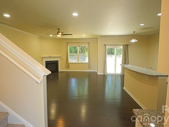 4th image of 504 Twelve Oaks Ln